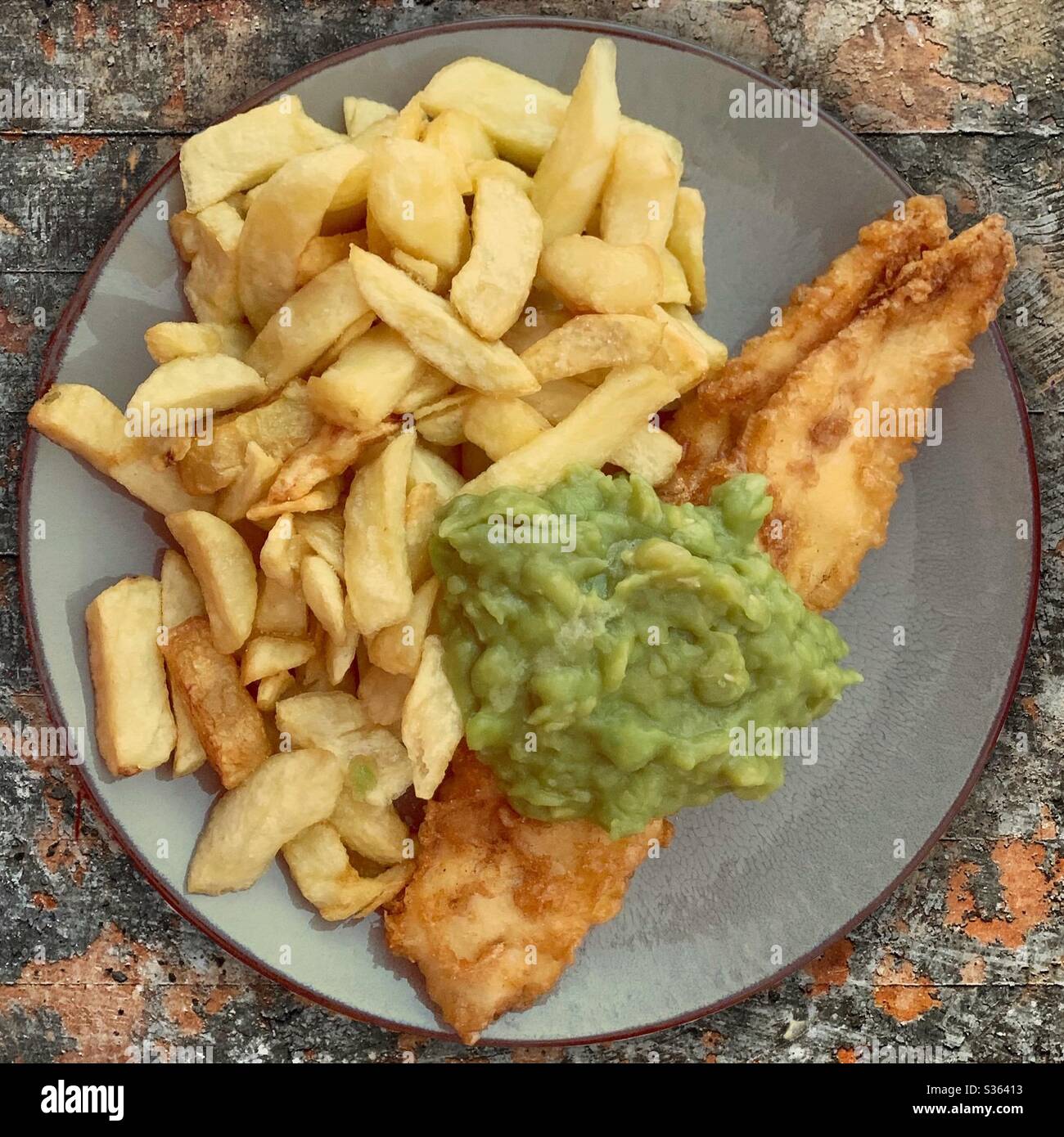 Fisch und Chips mit matschigen Erbsen. Traditionelles englisches Essen. Fish n Chips Stockfoto