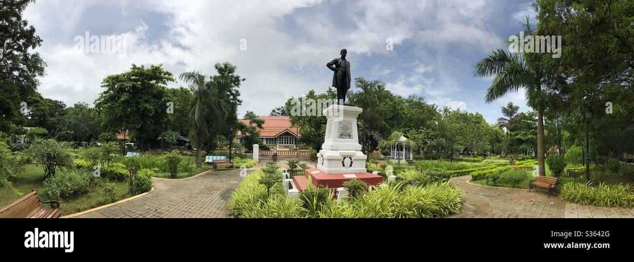 100-jährige Statue eines berühmten goan-portugiesischen Philosophen in einem öffentlichen Park in Panaji, Goa, Indien, 18. Mai 2020. Stockfoto