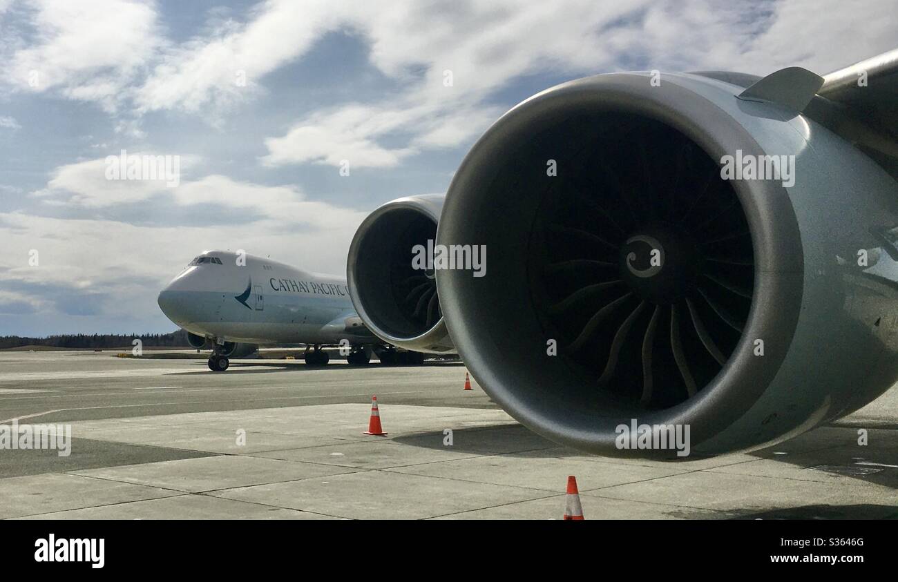 Cathay Pacific Boeing 747-800 Frachter Taxying in, in Anchorage Alaska vorbei an einem anderen bereits geparkt. - Smartphone-aufgenommenes Stockfoto