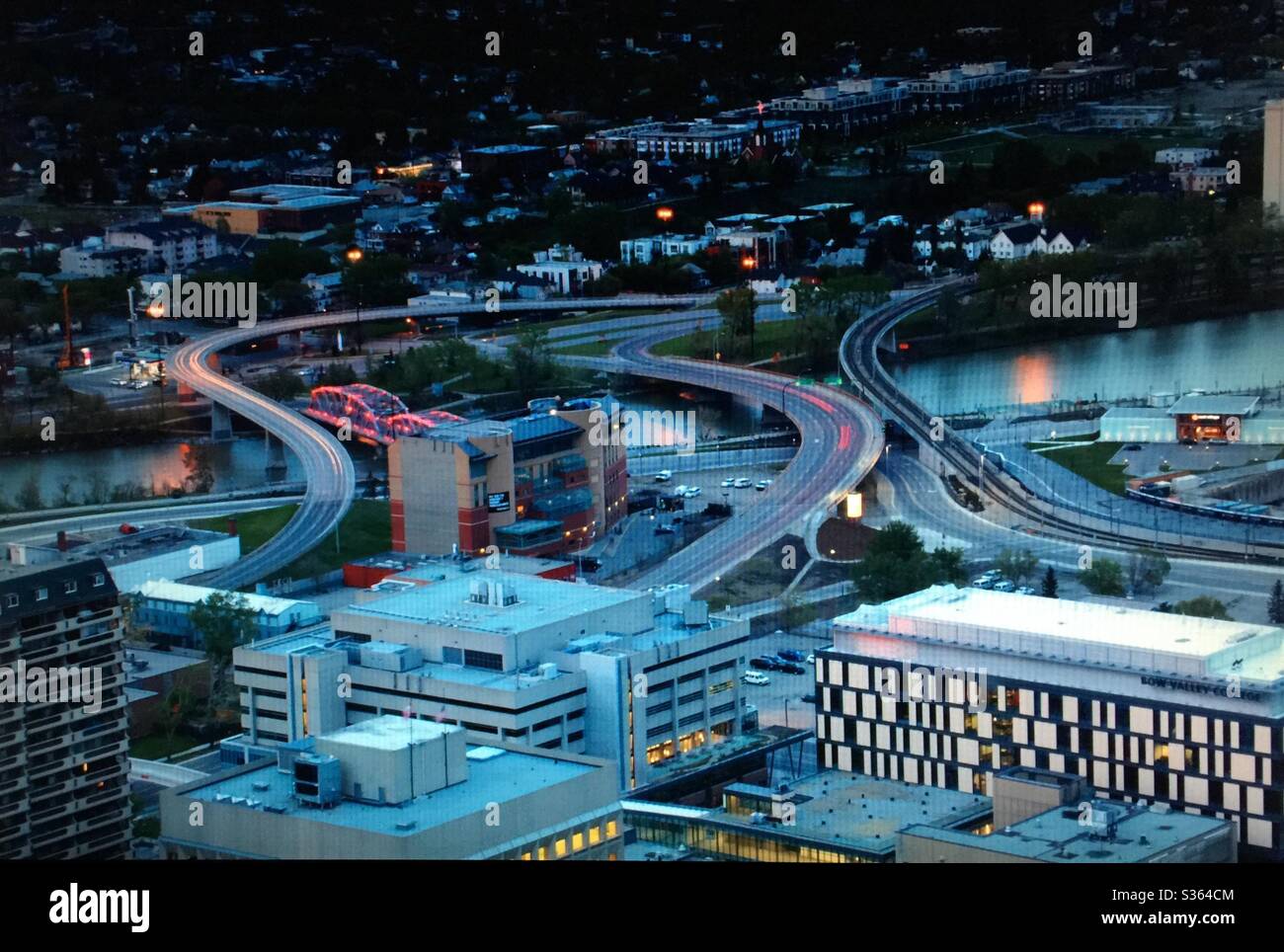 Blick auf die Stadt Calgary, Alberta, vom Calgary Tower, der vierten Straße und dem Memorial Drive Stockfoto