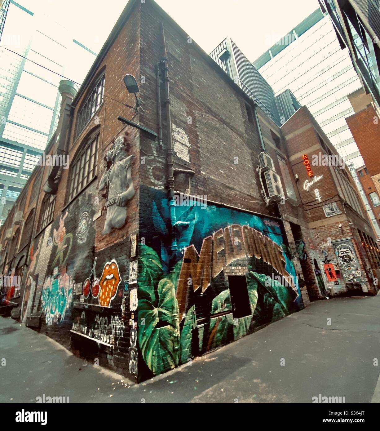 Schablonenkunst Graffiti-/Wandmalereien in der ikonischen AC/DC Lane in Melbourne, Australien Stockfoto