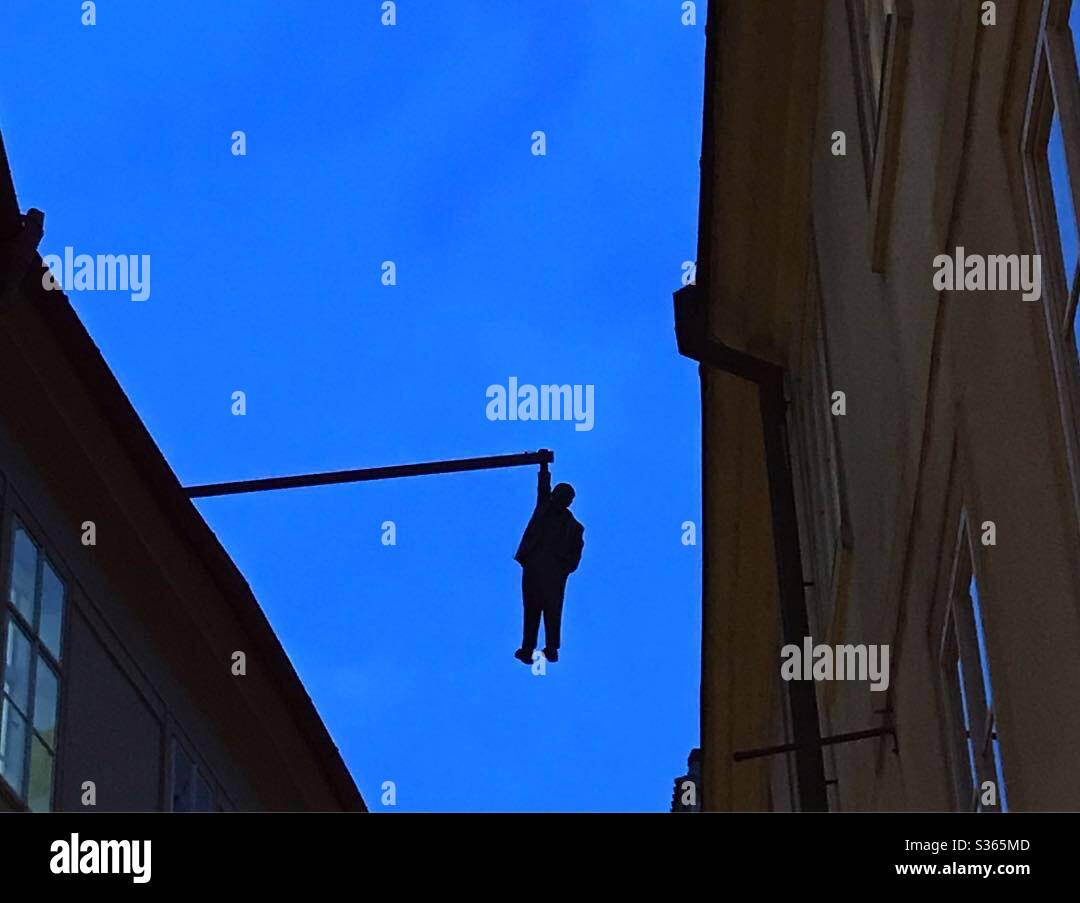 Mann Hängend Aus, Prag, Tschechische Republik Stockfoto
