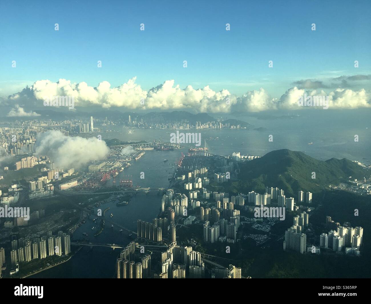 Luftaufnahme der Stonecutters Bridge und des Container Port mit Hong Kong Island im Hintergrund. - Smartphone-aufgenommenes Stockfoto