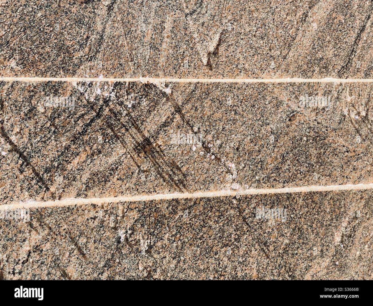Detail der modernen Brunnen mit Wasser fällt über Stein, abgestuften Hintergrund, Erstellung abstrakter Textur für Design - Smartphone-aufgenommenes Stockfoto