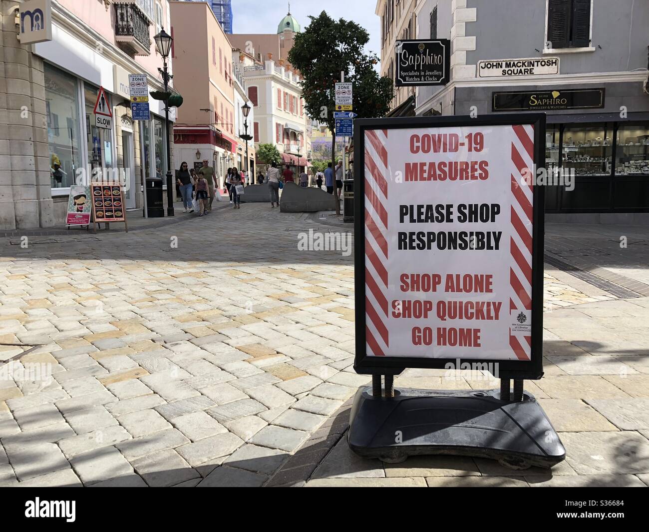 Öffentliche Informationszeichen für Käufer auf der Main Street in Gibraltar - Smartphone-aufgenommenes Stockfoto