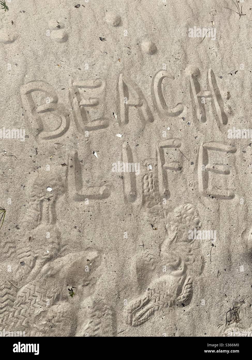 Strandleben im Sand geschrieben Stockfoto