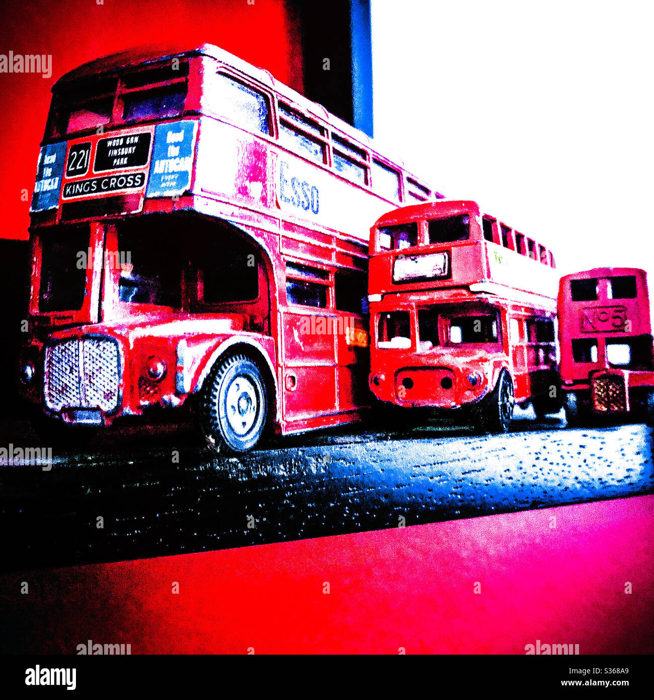 Kollektion London Doppeldecker Busmodelle als Vintage Kollektion auf Bücherregal zu Hause angezeigt Stockfoto