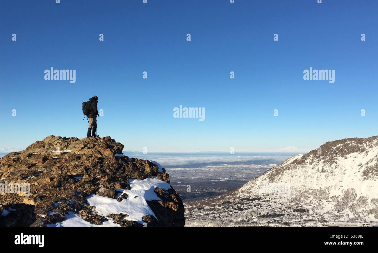 Wandern in den Bergen oberhalb von Anchorage Alaska im Winter. - Smartphone-aufgenommenes Stockfoto