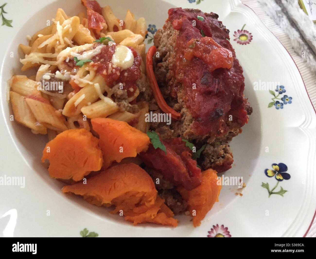 Hackbraten mit Pasta, Yams und Parmesan Stockfoto