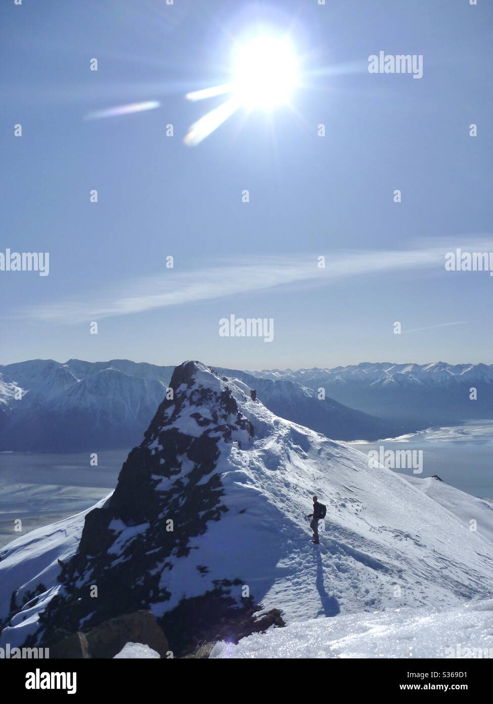 Wandern auf Bird Ridge im Winter, Chugach State Park in der Anchorage Bowl, Alaska. - Smartphone-aufgenommenes Stockfoto