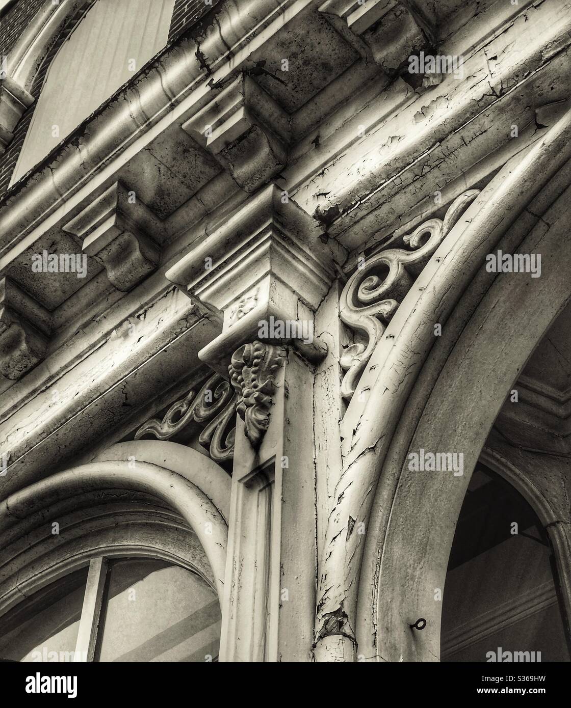 Kunstvolle architektonische Details in einem alten Gebäude Stockfoto