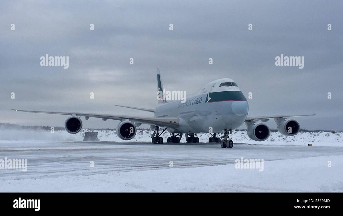 Cathay Pacific Airways Boeing 747-800 im Winter auf die Rampe in Anchorage Alaska fahren. Stockfoto