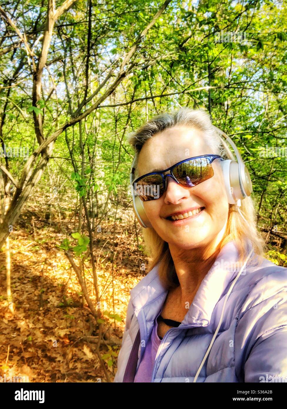 Eine Frau, die einen Naturspaziergang im Wald genießt. Stockfoto
