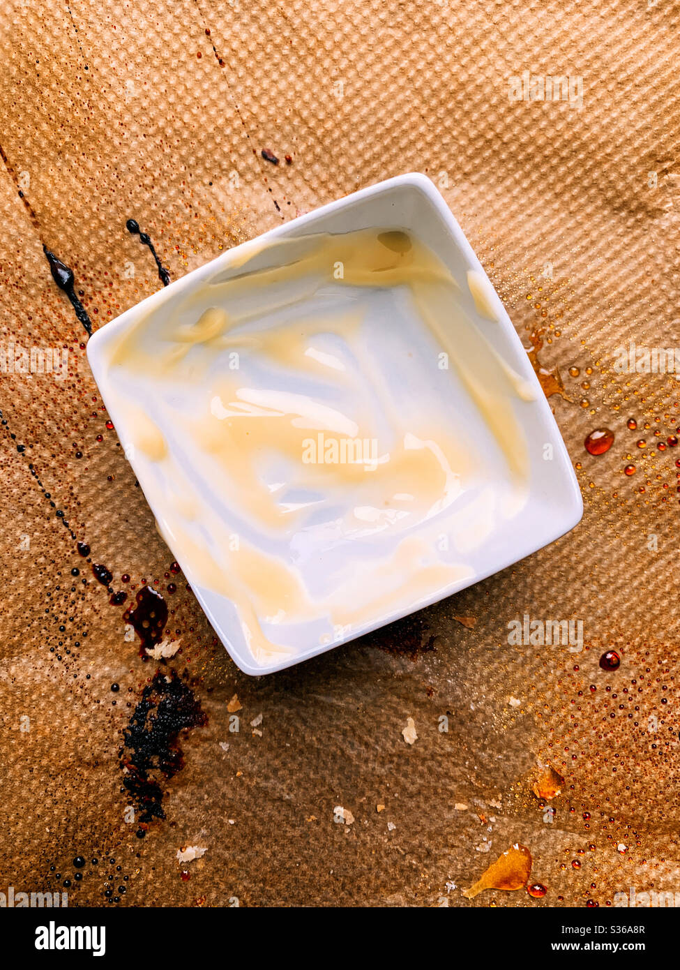 Leeren Sie die Pudding-Schale auf einem schmutzigen Backblech Stockfoto