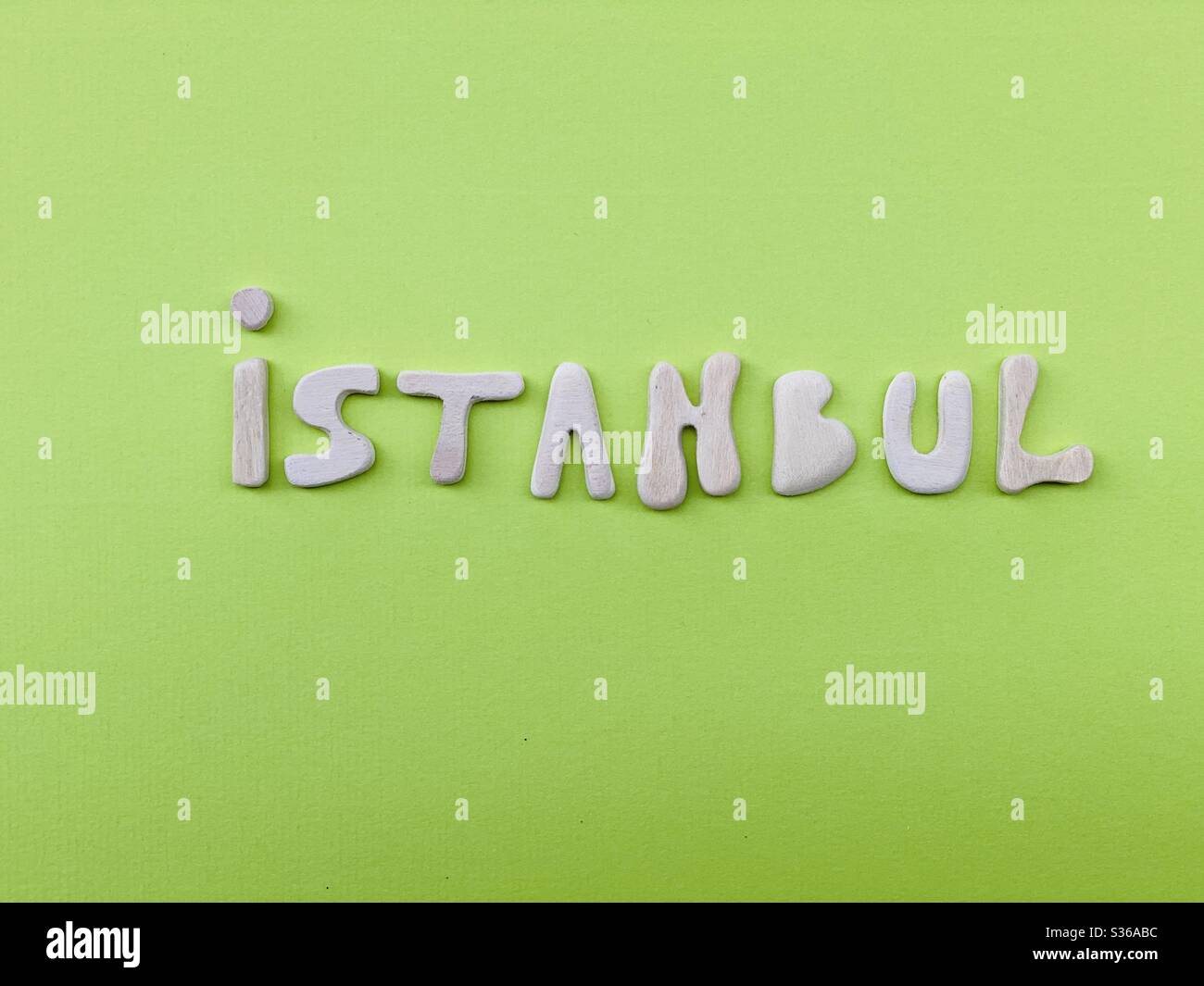 Istanbul, Souvenir mit handgefertigten Holzbuchstaben auf grüner Farbe Stockfoto