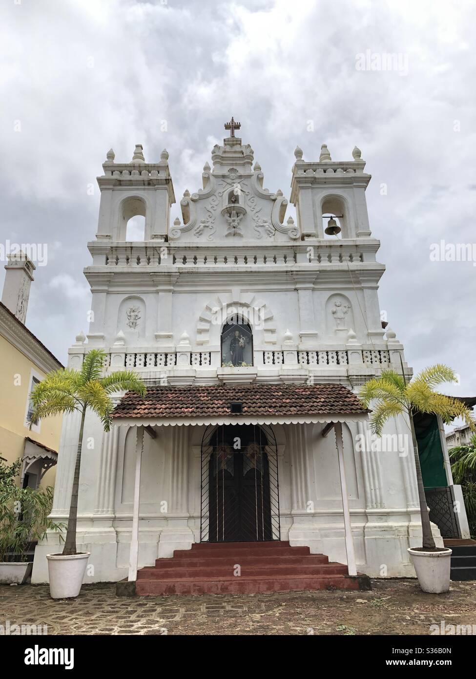 Eine römisch-katholische Kapelle, die von den Portugiesen erbaut wurde, steht im Hof des Tiracol Fort in Tiracol Dorf, Goa, Indien, 28. Mai 2020. Portugal regierte Goa 451 Jahre lang. Stockfoto