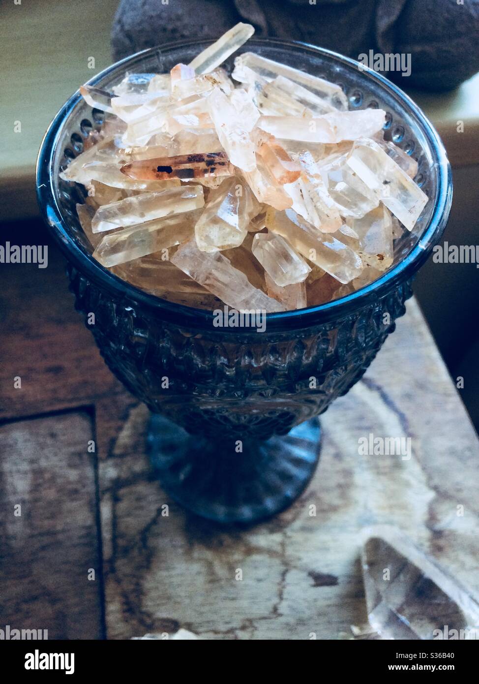 Glas gefüllt mit Quarz Druzy Stockfoto