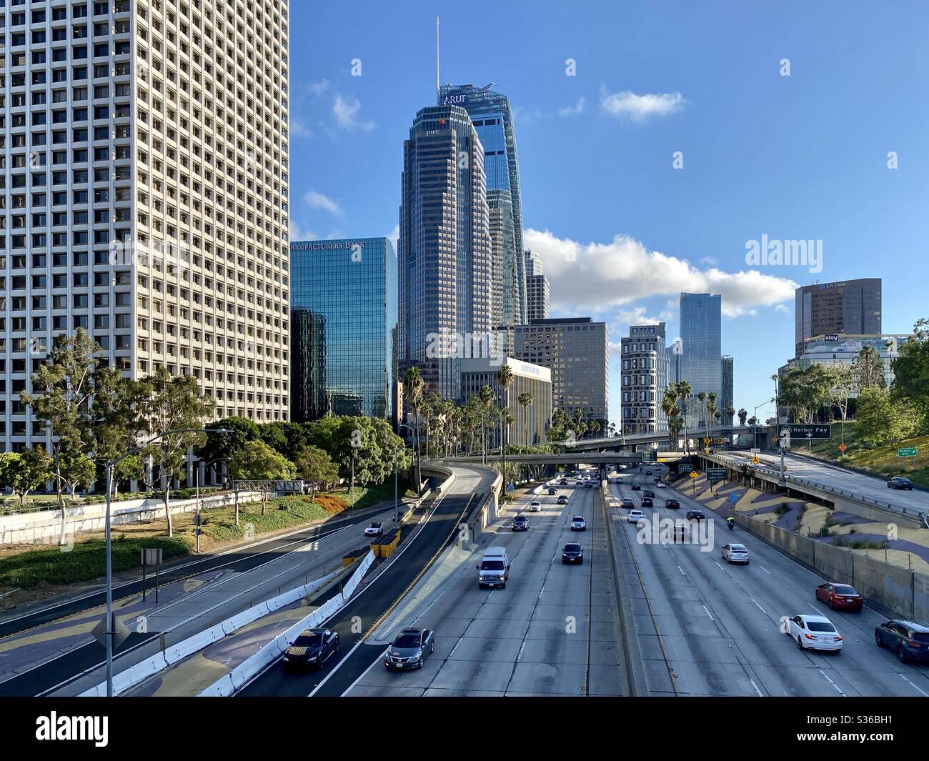 LOS ANGELES, CA, MAI 2020: Downtown, Blick nach Süden von der 4th St Brücke über die CA-110 Autobahn, Union Bank links, andere Wolkenkratzer, Hotels und Bürogebäude im Hintergrund Stockfoto