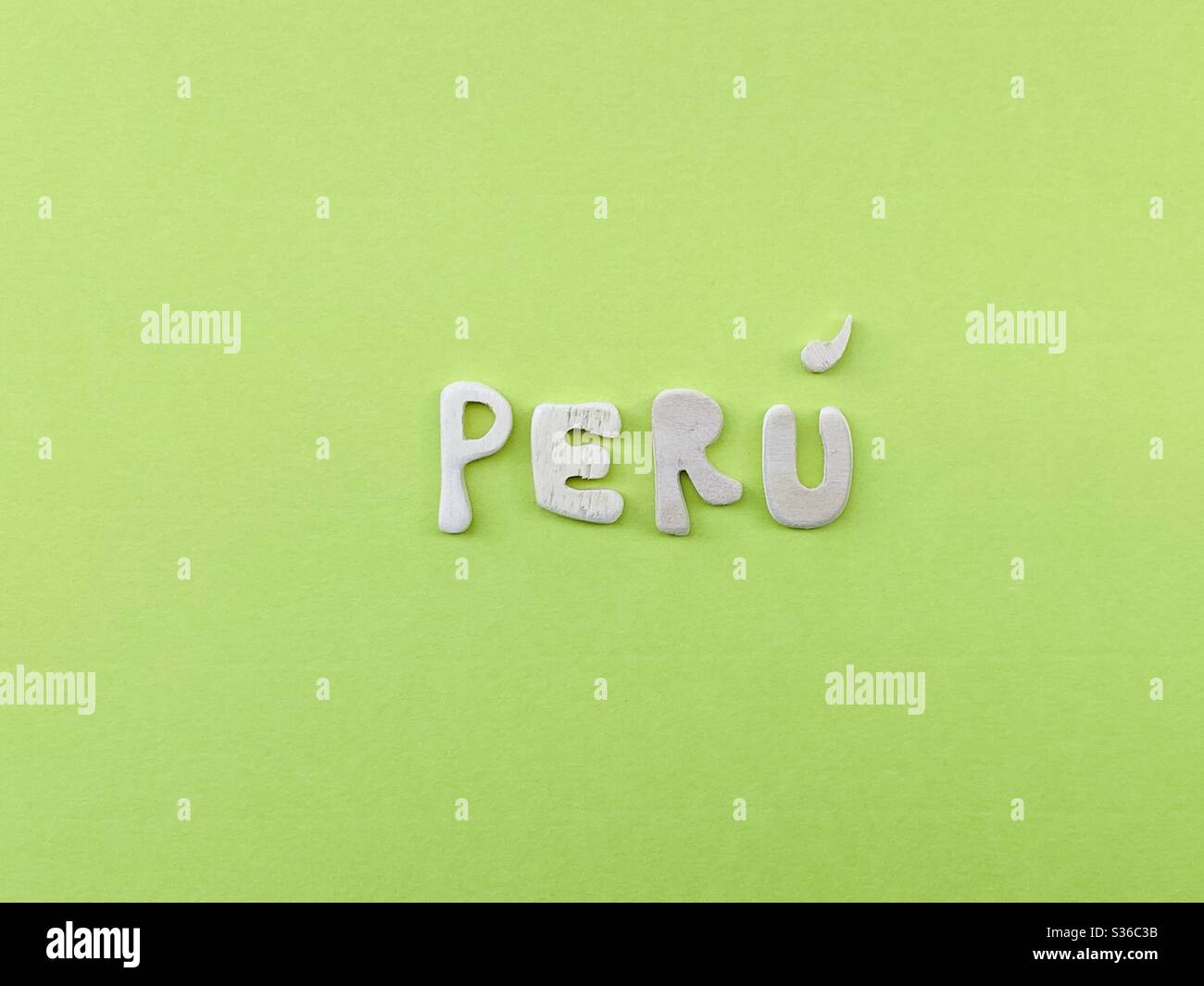 Perú, Souvenir des südamerikanischen Landes mit handgefertigten Holzbuchstaben über grüner Farbe Stockfoto