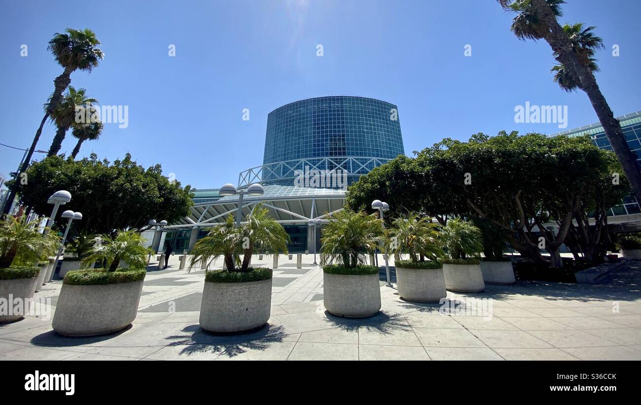 LOS ANGELES, CA, MAI 2020: Weitblick auf das Los Angeles Convention Center im South Park District der Innenstadt, Palmen und Sträucher umrahmen den Eingang - Smartphone-aufgenommenes Stockfoto