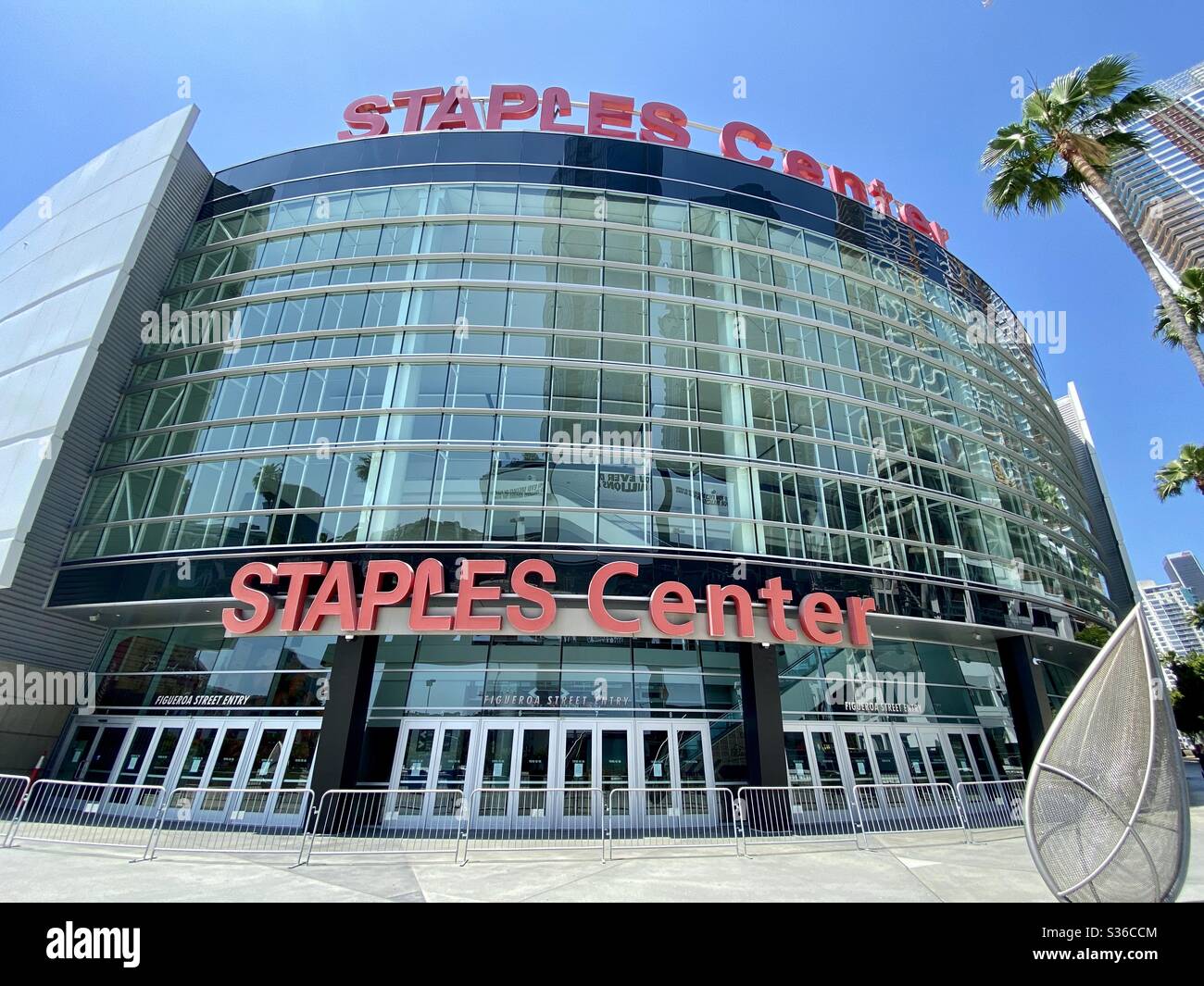 LOS ANGELES, CA, MAI 2020: Eintritt zum Staples Center Sportstadion, Heimstadion der Basketballteams Los Angeles Clippers und Lakers und des EISHOCKEYTEAMS LA Kings - Smartphone-aufgenommenes Stockfoto