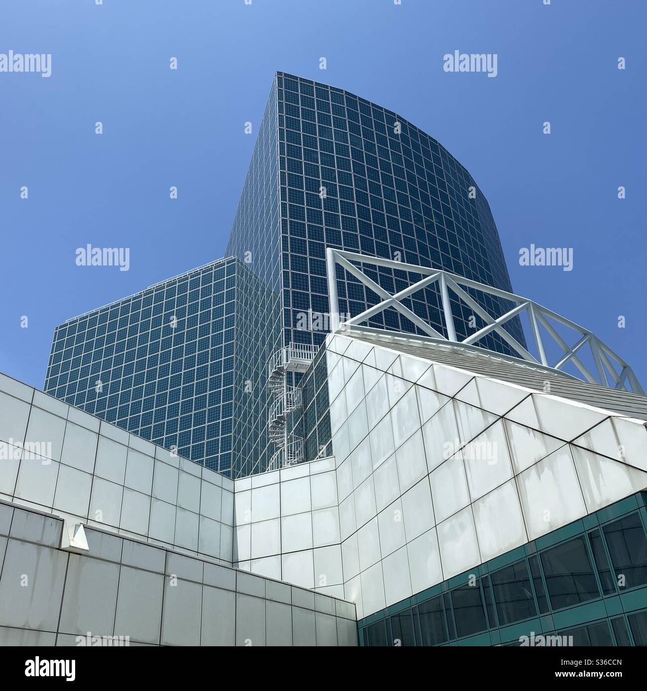 LOS ANGELES, CA, MAI 2020: Blick aus der Nähe auf die Architektur im Los Angeles Convention Center im South Park District der Innenstadt - Smartphone-aufgenommenes Stockfoto