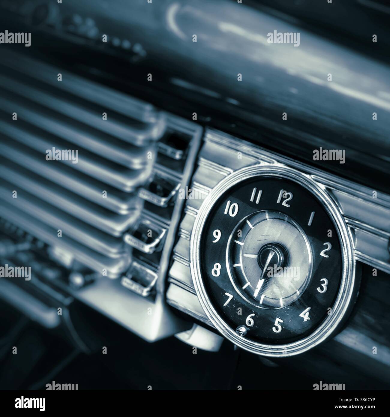 Oldtimer-Dashboard Uhr - Smartphone-aufgenommenes Stockfoto Oldtimer-Dashboard Uhr - Smartphone-aufgenommenes Stockfoto