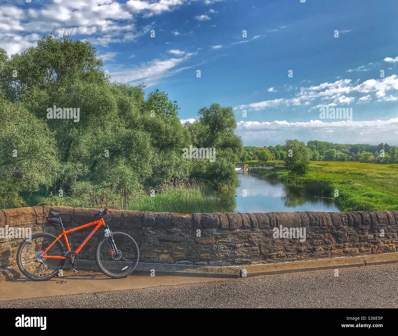 Brücke über den Fluss Ouse in Bromham, Bedfordshire mit einem Fahrrad an der Wand gelehnt Stockfoto