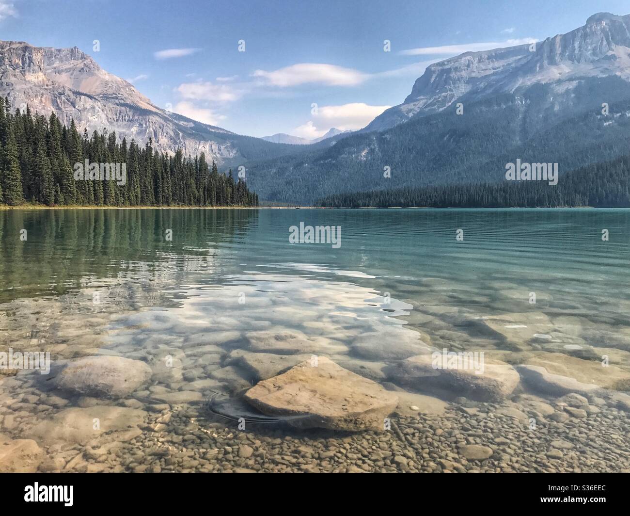 Bergsee in den kanadischen Rocky Mountains Stockfoto