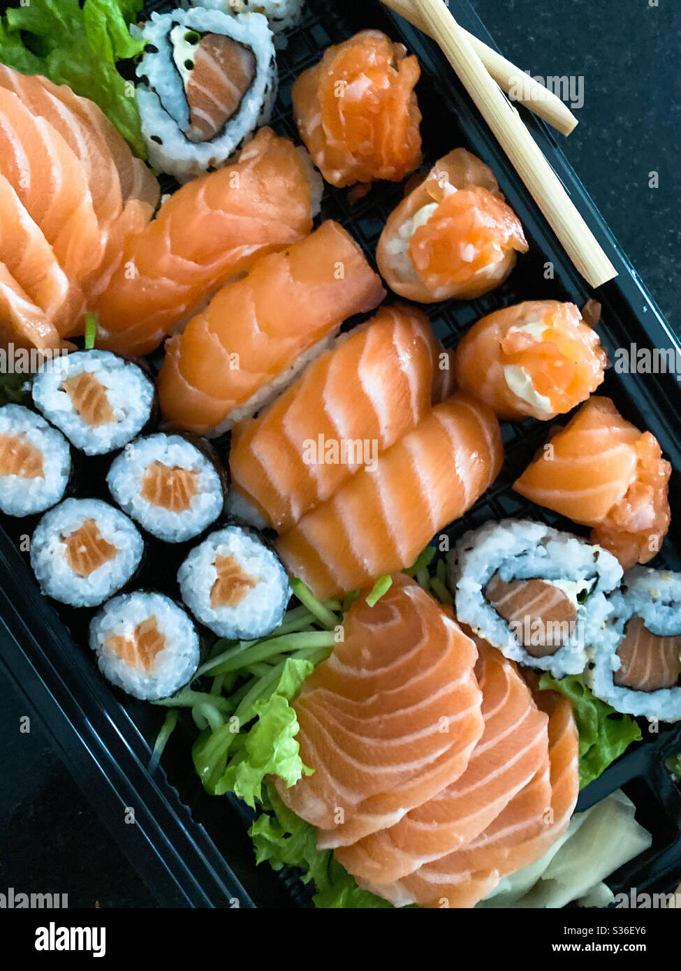 Fertige Plastikteller Sushi - Smartphone-aufgenommenes Stockfoto
