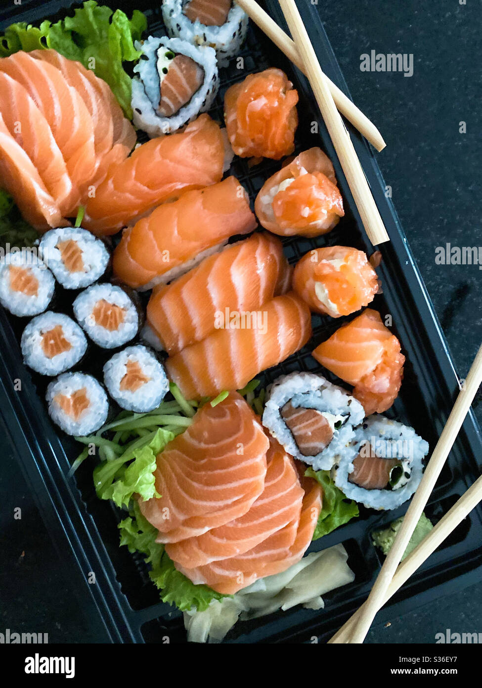 Eine fertige Plastikplatte Sushi in einem brasilianischen Supermarkt gekauft - Smartphone-aufgenommenes Stockfoto