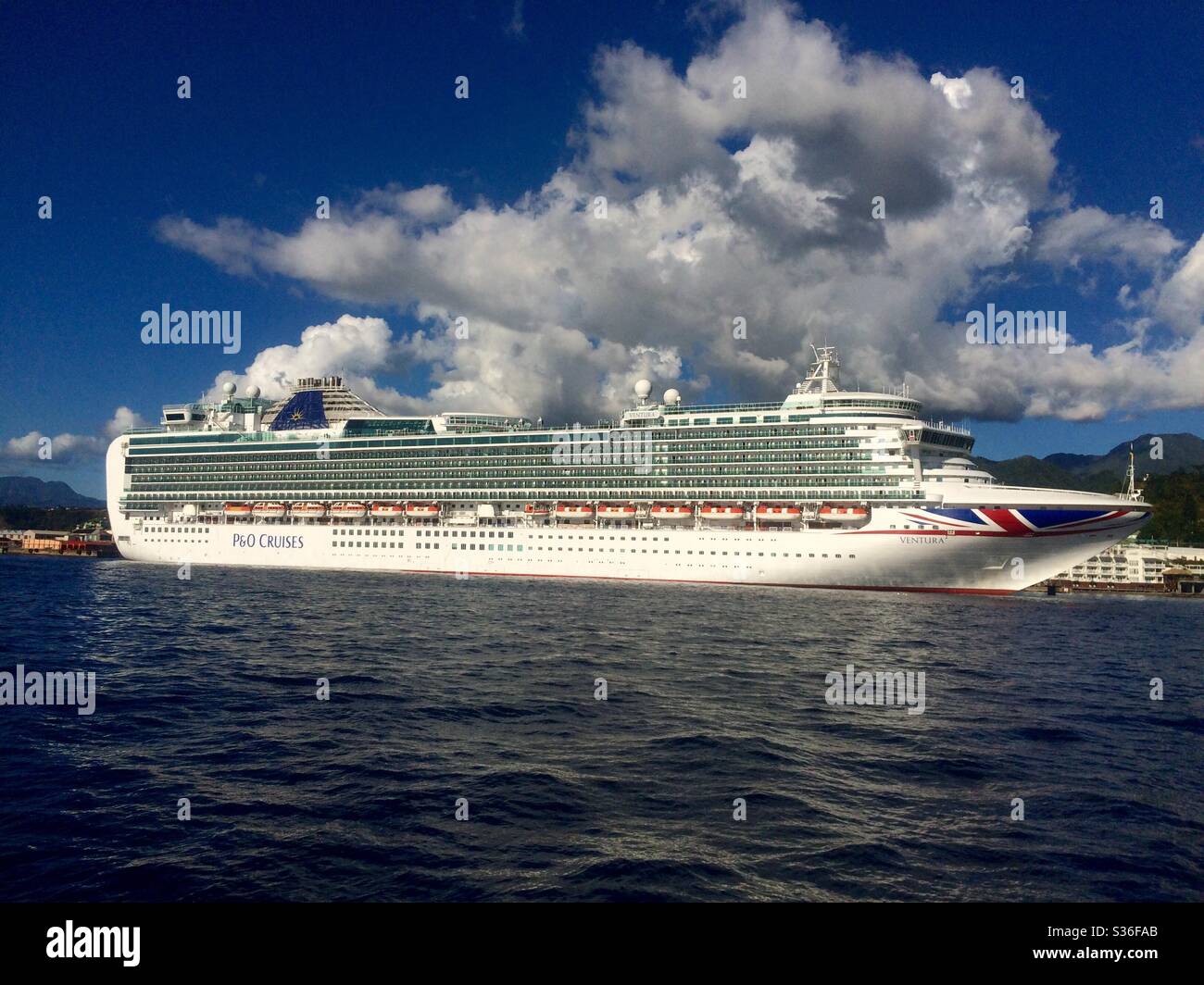 P&O Kreuzfahrtschiff Ventura wartet im Hafen von Domenica in der Karibik Stockfoto