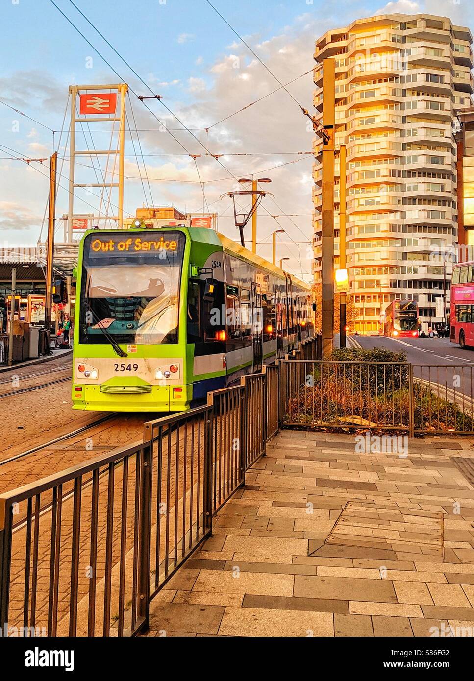 London Tram außer Betrieb Display Board vor Croydon ikonischen Nr. 1 Gebäude und Ost-croydon-Station mit nationalen Bahnsymbol Stockfoto