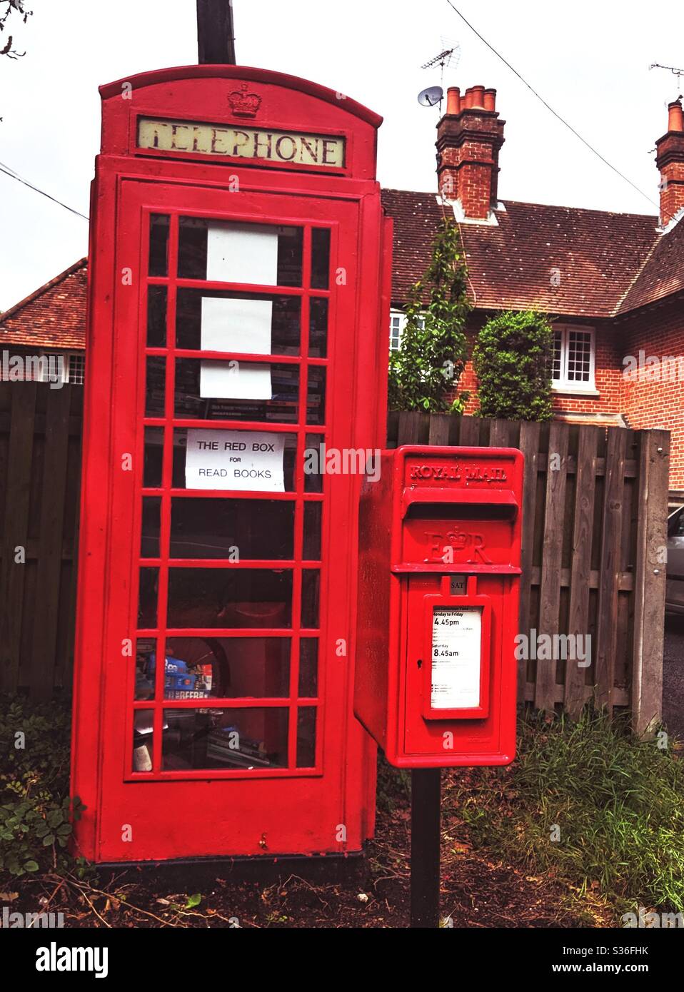 Telefonbox lesen für Bücher lesen eine Wiederverwendung von Londons roter Telekombox als Bibliothek Stockfoto