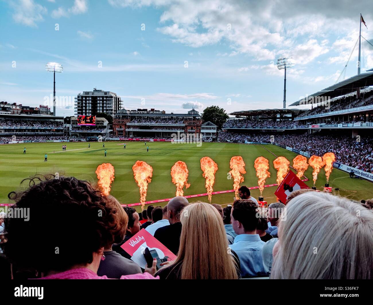 Lords Cricket-Boden, wie aus dem Zuschauersitz während Vitality Explosion und Feuer in die Luft geblasen gesehen Stockfoto