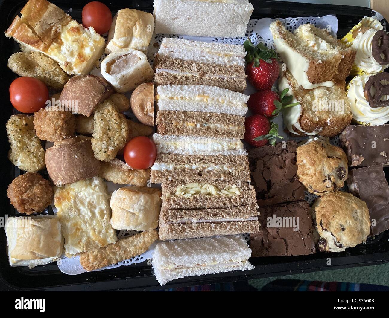 Nachmittagstee mit Sandwiches, Gebäck und Kuchen Stockfoto