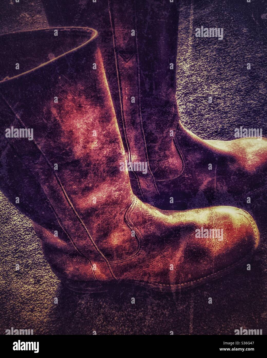 Braune Lederstiefel 70er Jahre Vintage, zum Wandern gemacht - Smartphone-aufgenommenes Stockfoto