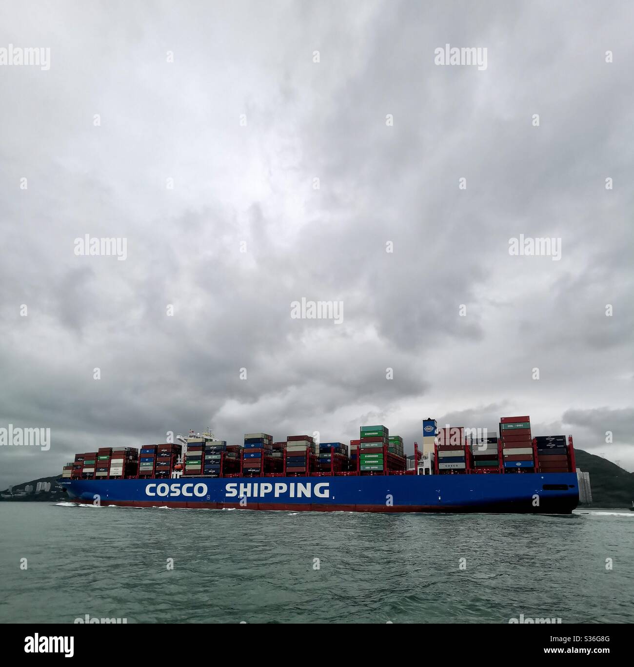 COSCO Containerschiff über den Ost-Lamma-Kanal. - Smartphone-aufgenommenes Stockfoto