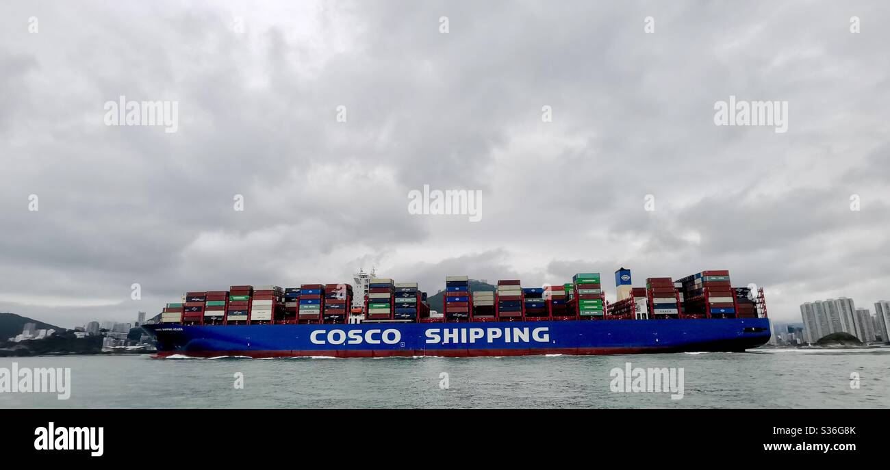COSCO Containerschiff über den Ost-Lamma-Kanal. - Smartphone-aufgenommenes Stockfoto