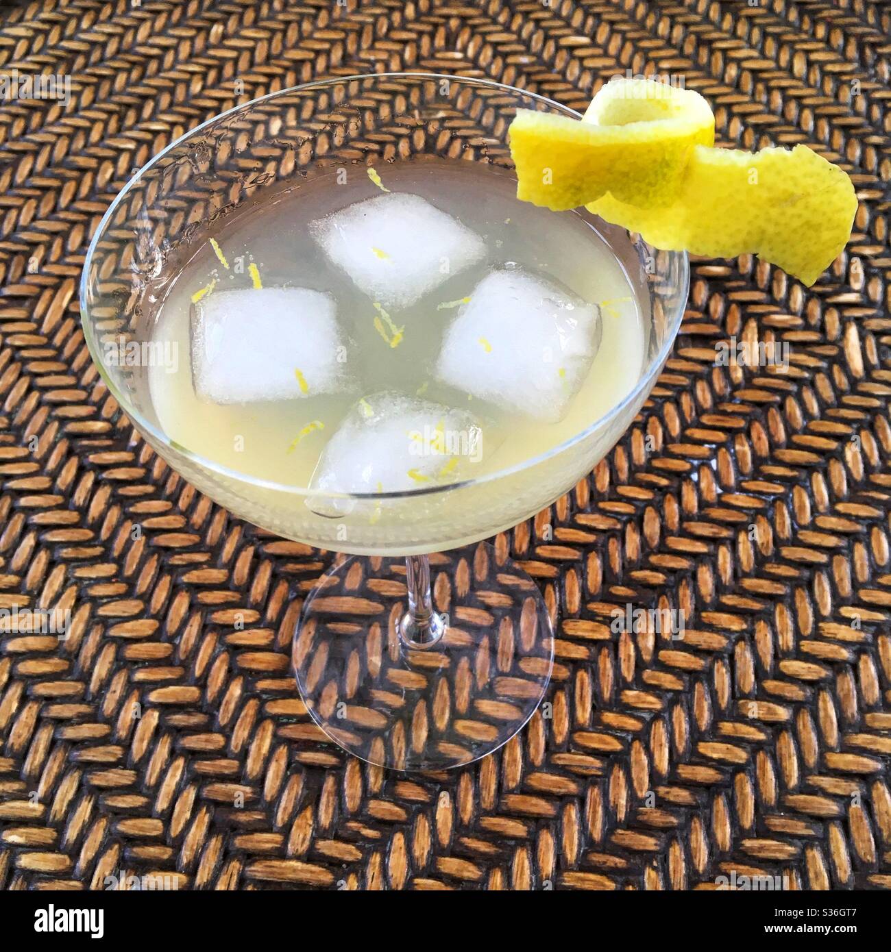 Zitronenbrand und Tonic-Cocktail. Stockfoto