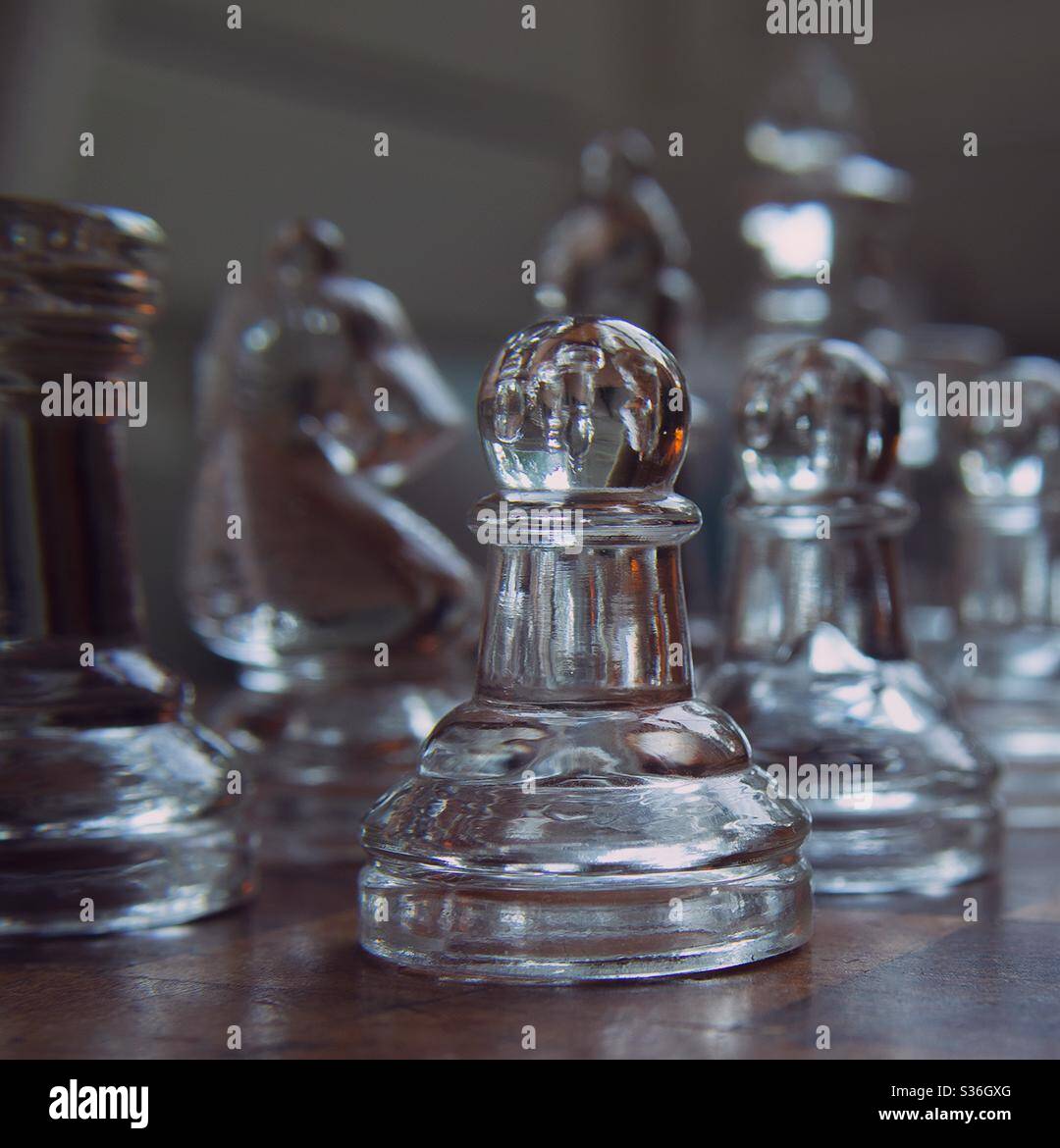 Glas-Schachfiguren - Smartphone-aufgenommenes Stockfoto