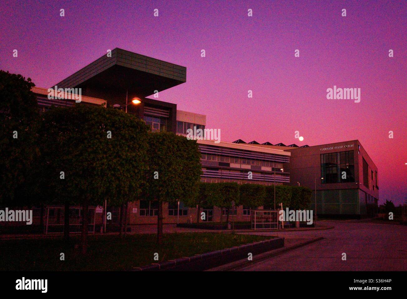 Clydebank College und Freizeitzentrum bei Sonnenuntergang. Stockfoto