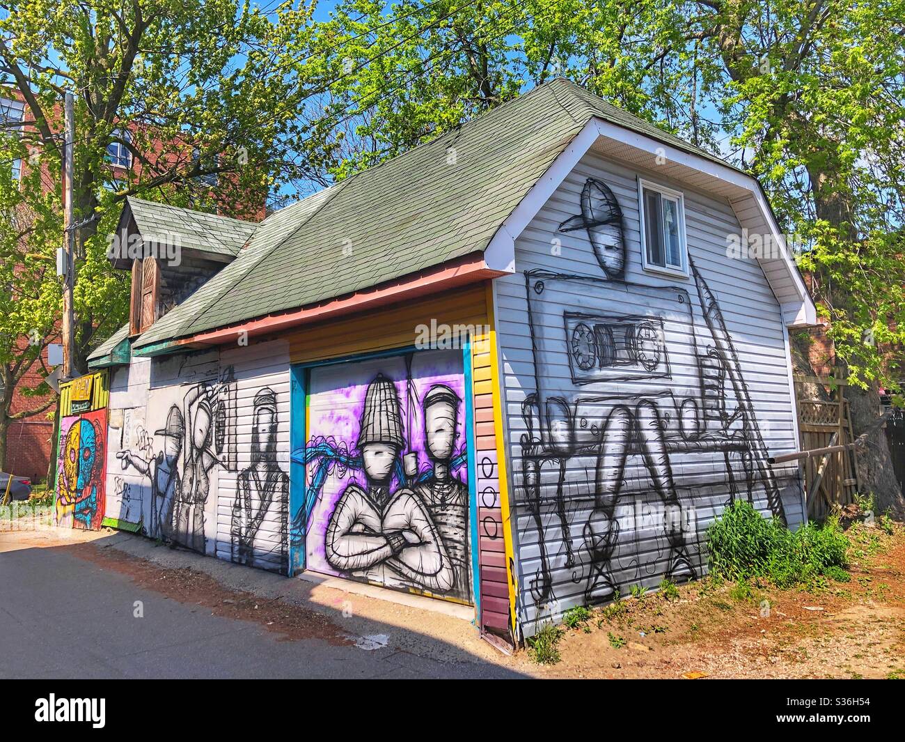 Eine graffitibemalte Garage außen. Stockfoto