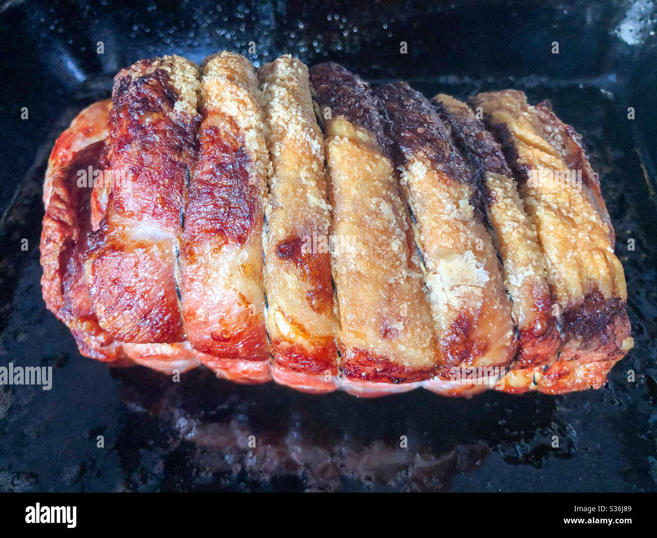 Eine Schmorbraten, frisch aus dem Ofen auf der Bratpfanne Stockfoto