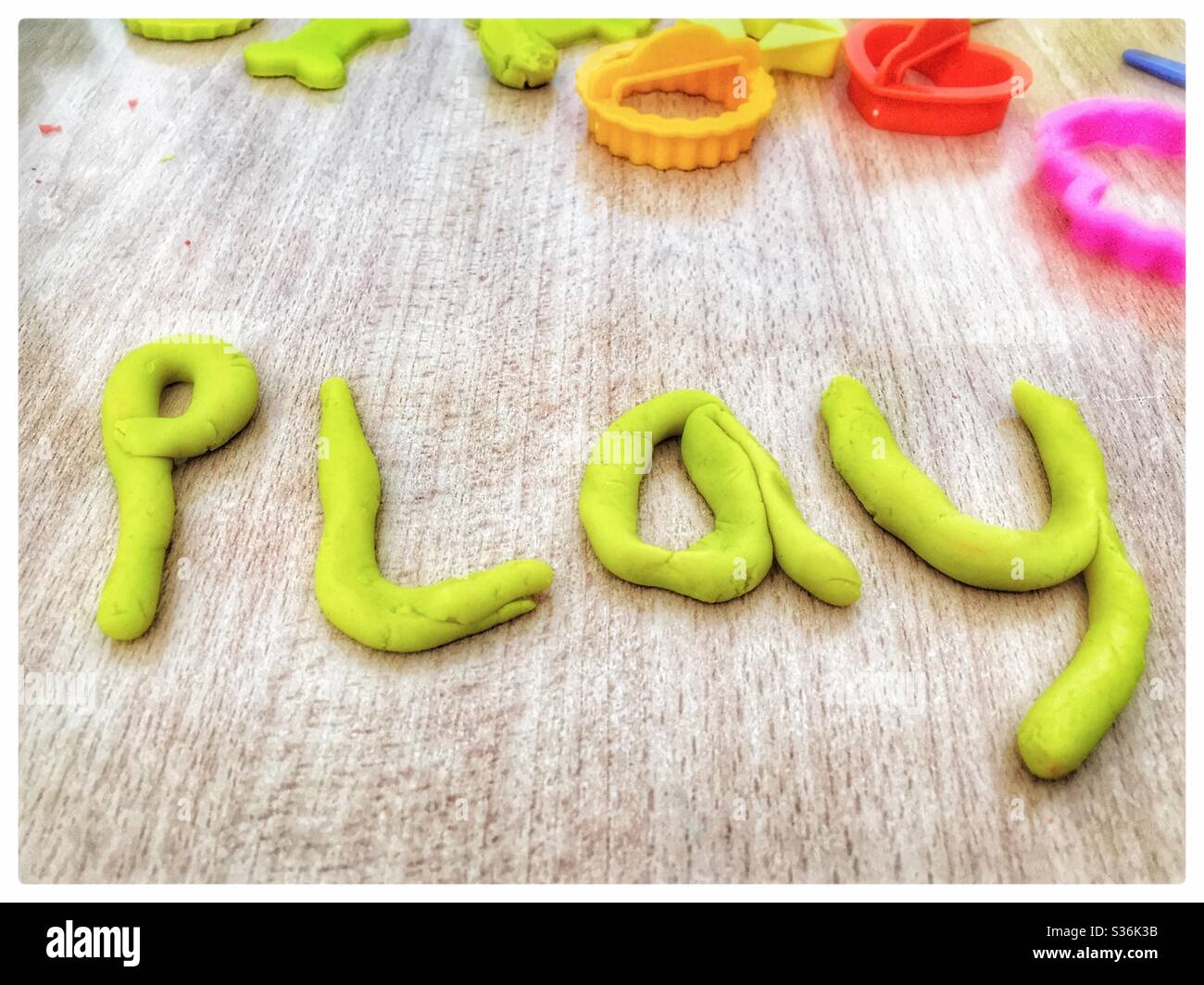 Das Wortspiel in gelber Playdoh-Tonerde Stockfoto