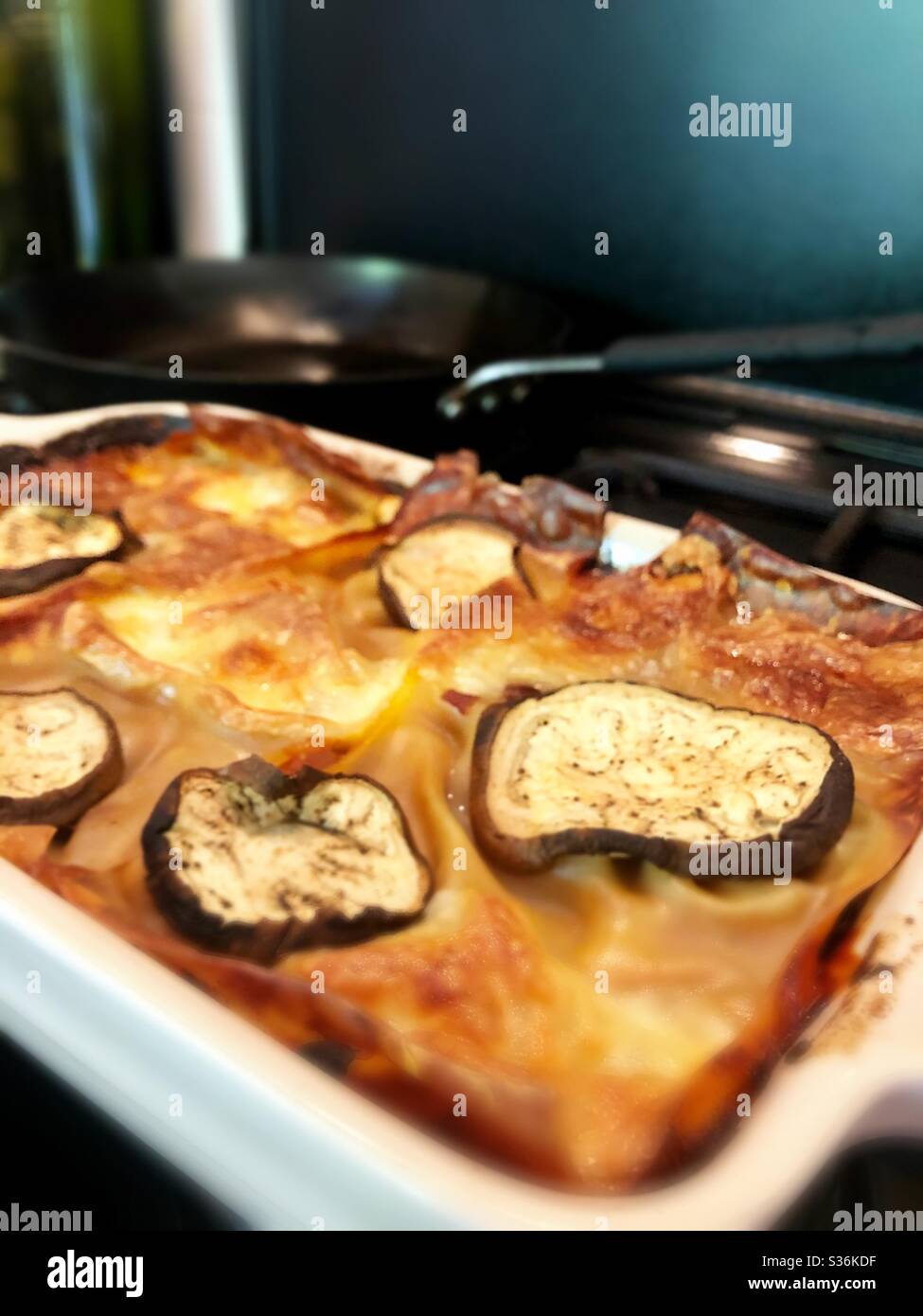 Nahaufnahme von kitschig gebackenen Aubergine / Auberginen Lasagne Stockfoto