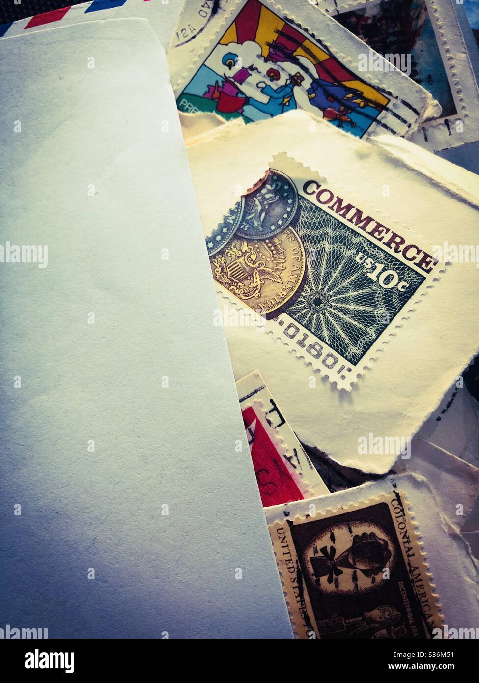 Alte Briefmarken, die aus dem Luftpostumschlag verschüttet werden Stockfoto