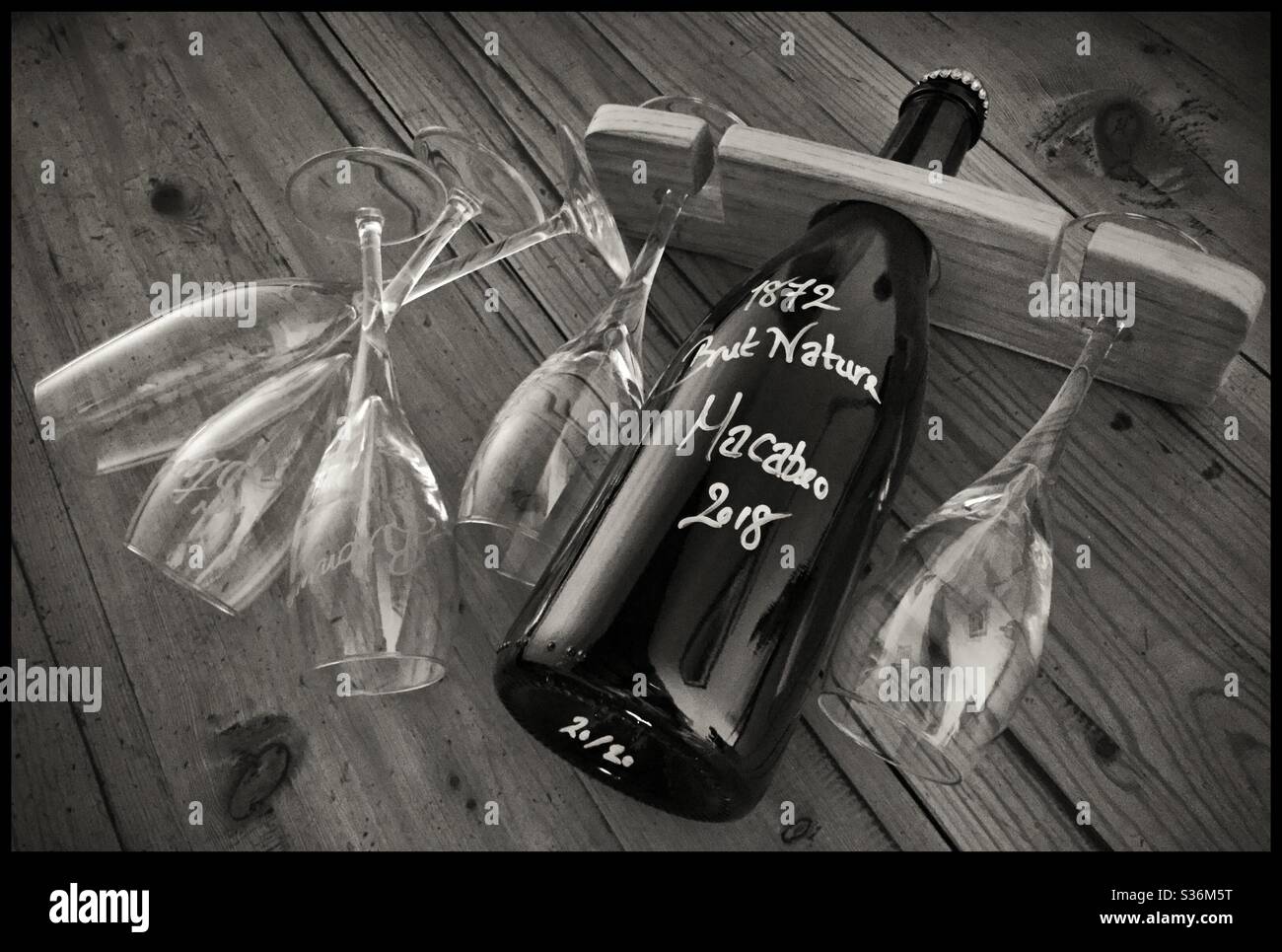 Eine Flasche Sekt und fünf Gläser - an abwesende Freunde, Katalonien, Spanien. Stockfoto