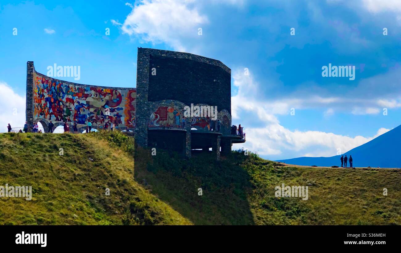 Panaromische Ansicht von Russland Georgia Friendship Monument in Georgien Stockfoto