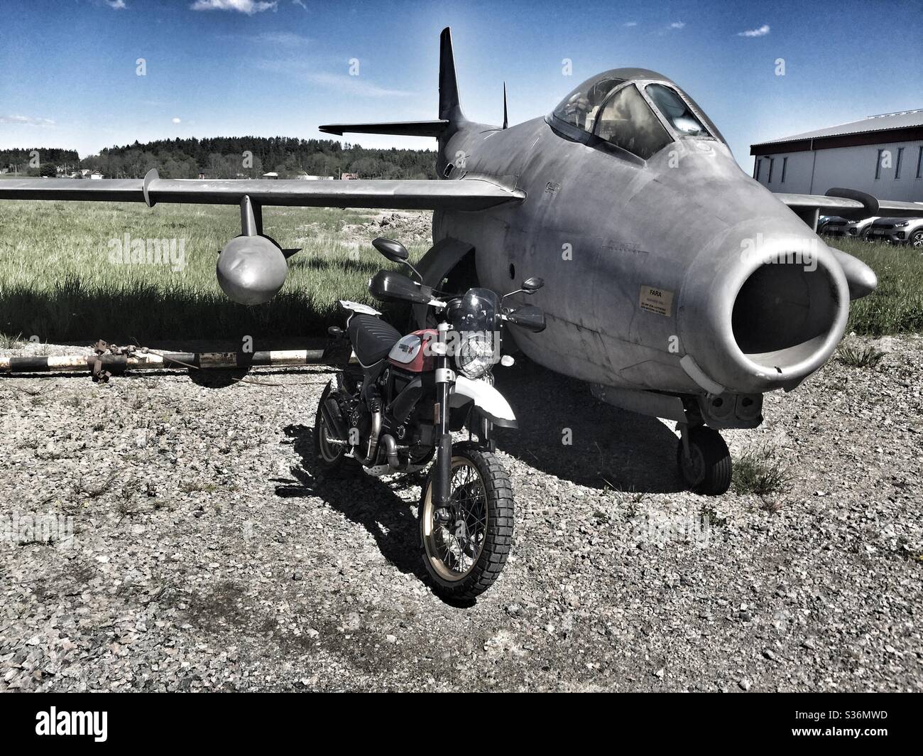 Ducati Desert Schlitten und ein altes j29 Tunnan (Barrel) Flugzeug - Smartphone-aufgenommenes Stockfoto